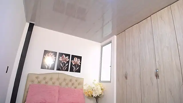 pinky f00x online show from April 2026 07:14:01 PM