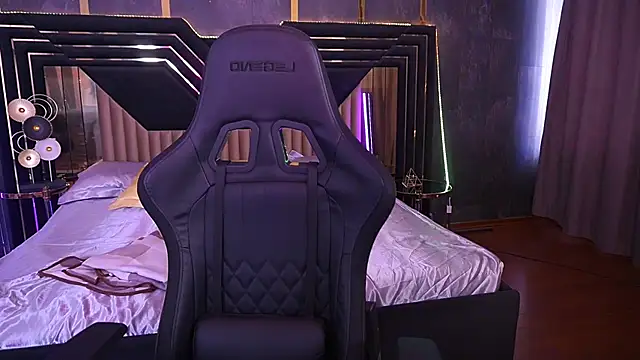 EviLune online show from September 2025 06:23:02 AM