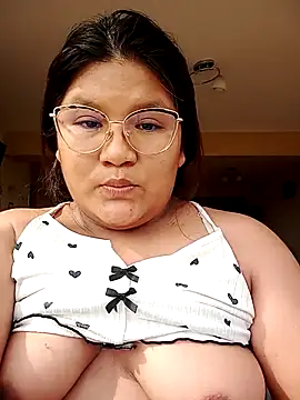 Snapshot of vea_m chatting on April 2026 02:14:02 PM vea m online show from April 2026 02:14:02 PM