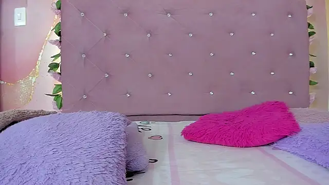 Snapshot of violet_taylor_ chatting on June 2026 02:16:01 AM violet taylor online show from June 2026 02:16:01 AM