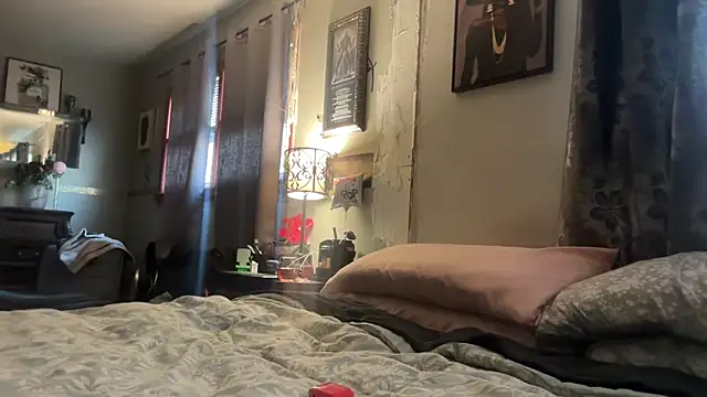 sexyred77713 online show from February 2026 09:35:02 PM