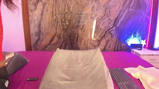 MiiaaCollinss online show from November 2025 01:56:02 PM