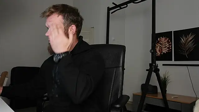 Snapshot of Stewart_Barnz chatting on November 2025 04:11:02 AM Stewart Barnz online show from November 2025 04:11:02 AM