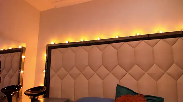 Scarletbigbug online show from September 2025 06:42:01 PM