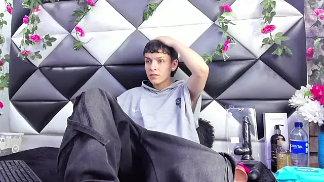 Megan Thompson  online show from October 2025 02:04:01 AM