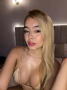 Snapshot of Mia_Roswell chatting on April 2026 08:57:02 PM Mia Roswell online show from April 2026 08:57:02 PM