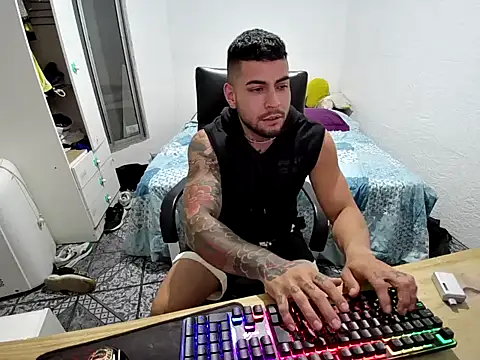 Snapshot of CaroyGonza chatting on December 2025 04:39:01 AM CaroyGonza online show from December 2025 04:39:01 AM