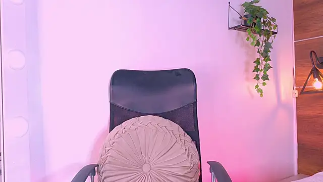 Snapshot of TiffValentinee_ chatting on November 2025 08:09:01 PM TiffValentinee online show from November 2025 08:09:01 PM