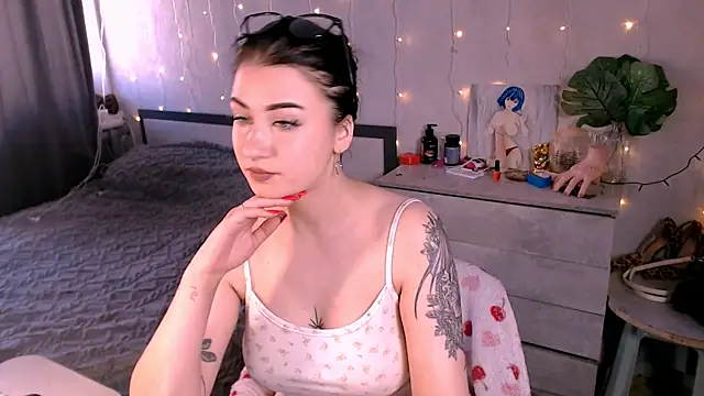 Snapshot of Katie_Kiss chatting on June 2026 02:33:01 PM Katie Kiss online show from June 2026 02:33:01 PM