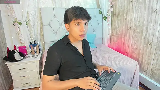 Thiago Kozak online show from November 2025 02:17:02 AM