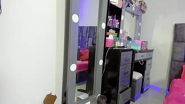 Esmeraldaa- online show from December 2025 05:27:02 AM