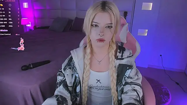 Snapshot of Cuddly_Kitten chatting on September 2025 10:24:02 PM Cuddly Kitten online show from September 2025 10:24:02 PM