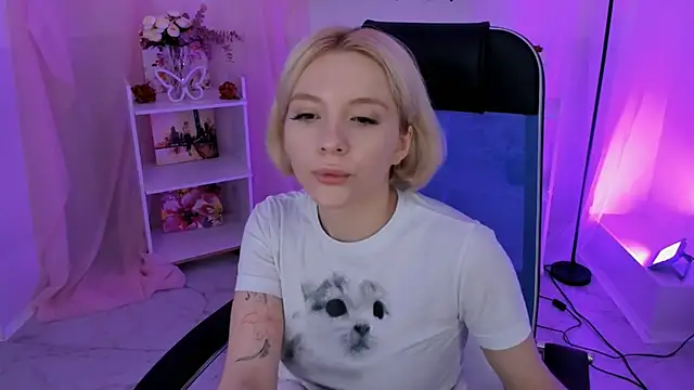 AuroraWrenfield online show from October 2025 04:38:01 AM