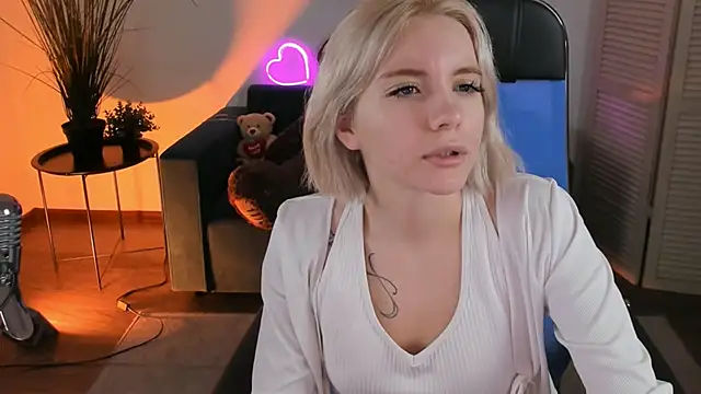 AuroraWrenfield online show from December 2025 02:05:01 AM