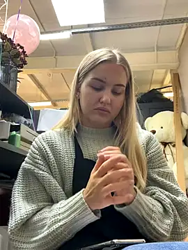 Snapshot of CandyVice chatting on October 2025 04:20:02 PM CandyVice online show from October 2025 04:20:02 PM