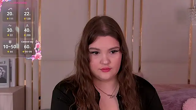 Snapshot of EmilyHyde chatting on May 2026 08:39:02 PM EmilyHyde online show from May 2026 08:39:02 PM