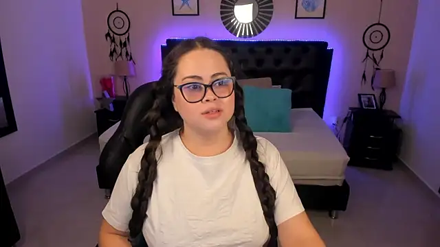 Snapshot of LolaVillalobos chatting on April 2026 12:40:01 PM LolaVillalobos online show from April 2026 12:40:01 PM