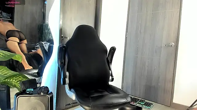 Snapshot of Dimitri_Bass chatting on June 2026 06:10:02 PM Dimitri Bass online show from June 2026 06:10:02 PM