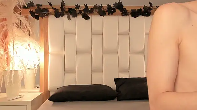 Daphne And Roger online show from December 2025 11:15:01 AM