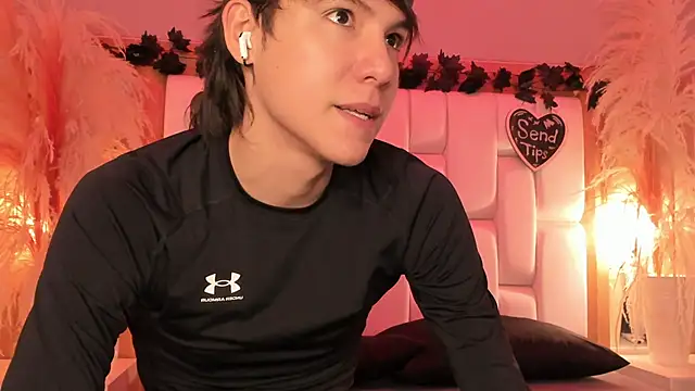 Snapshot of Daphne_And_Roger chatting on February 2026 11:11:01 AM Daphne And Roger online show from February 2026 11:11:01 AM