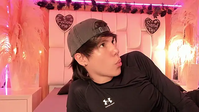 Snapshot of Daphne_And_Roger chatting on March 2026 11:17:02 AM Daphne And Roger online show from March 2026 11:17:02 AM