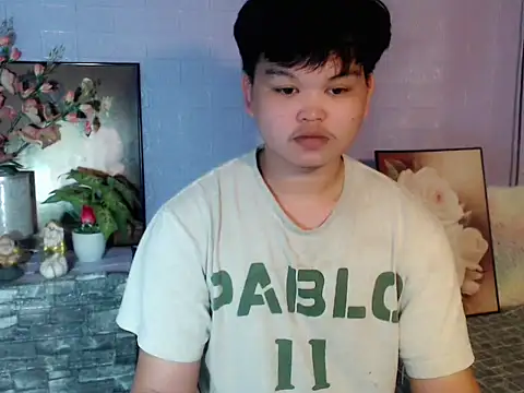 Snapshot of Reynelcock chatting on May 2026 05:27:01 AM Reynelcock online show from May 2026 05:27:01 AM