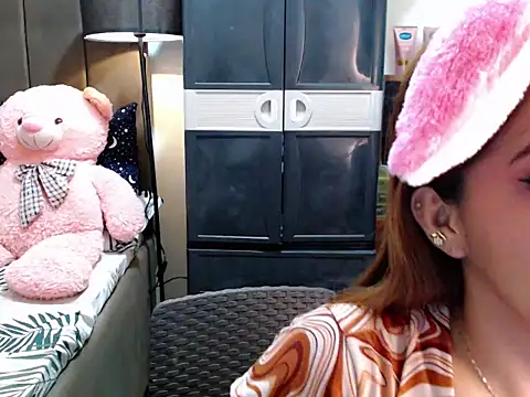 urswtasian chesca online show from November 2025 02:40:02 PM