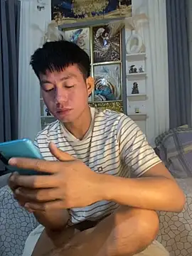 xshyboyx online show from October 2025 12:01:02 PM