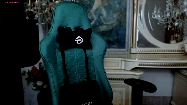 Snapshot of LaraBenson_ chatting on November 2025 10:48:02 AM LaraBenson online show from November 2025 10:48:02 AM