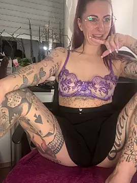 Snapshot of Dirty_Mel chatting on November 2025 09:15:01 PM Dirty Mel online show from November 2025 09:15:01 PM