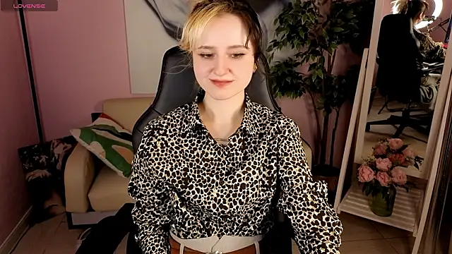 Snapshot of girl_next_doorr chatting on March 2026 01:28:01 PM girl next doorr online show from March 2026 01:28:01 PM