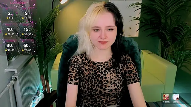 Snapshot of girl_next_doorr chatting on March 2026 01:11:01 PM girl next doorr online show from March 2026 01:11:01 PM