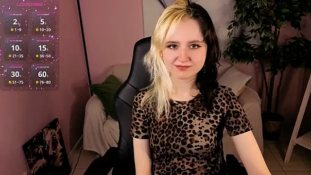 Snapshot of girl_next_doorr chatting on March 2026 01:11:02 PM girl next doorr online show from March 2026 01:11:02 PM