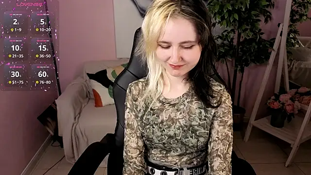 Snapshot of girl_next_doorr chatting on April 2026 06:10:01 PM girl next doorr online show from April 2026 06:10:01 PM