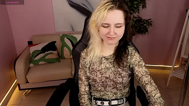 Snapshot of girl_next_doorr chatting on May 2026 01:16:02 PM girl next doorr online show from May 2026 01:16:02 PM