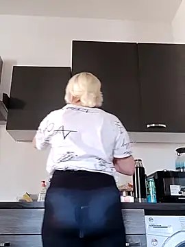 Snapshot of VikaKing chatting on October 2025 12:39:02 PM VikaKing online show from October 2025 12:39:02 PM