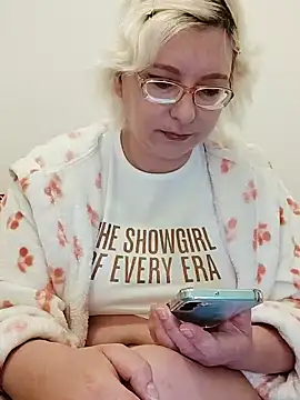 Snapshot of VikaKing chatting on November 2025 04:11:02 AM VikaKing online show from November 2025 04:11:02 AM