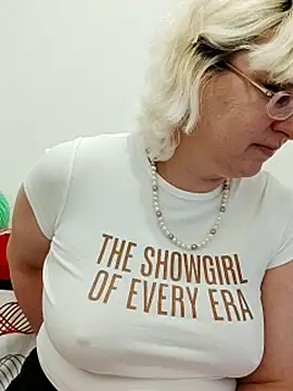 Snapshot of VikaKing chatting on November 2025 09:48:01 PM VikaKing online show from November 2025 09:48:01 PM