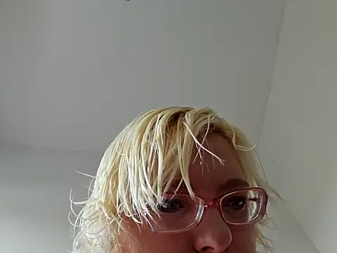 Snapshot of VikaKing chatting on November 2025 09:45:01 AM VikaKing online show from November 2025 09:45:01 AM