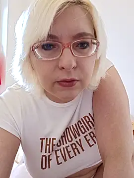 Snapshot of VikaKing chatting on November 2025 11:47:02 AM VikaKing online show from November 2025 11:47:02 AM