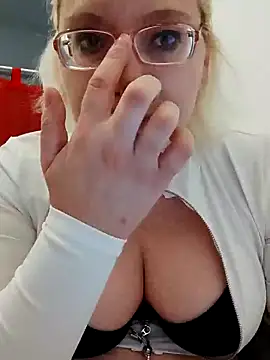 Snapshot of VikaKing chatting on December 2025 08:27:01 PM VikaKing online show from December 2025 08:27:01 PM