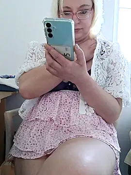 Snapshot of VikaKing chatting on December 2025 12:53:02 PM VikaKing online show from December 2025 12:53:02 PM