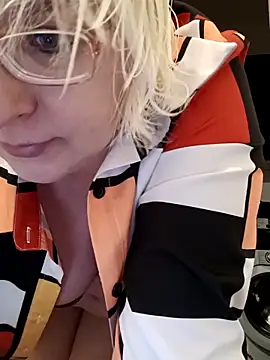 Snapshot of VikaKing chatting on December 2025 05:07:02 PM VikaKing online show from December 2025 05:07:02 PM