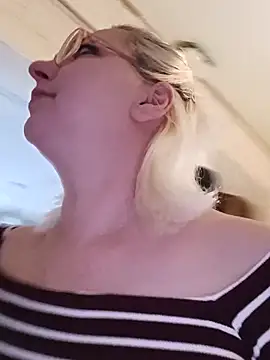 Snapshot of VikaKing chatting on February 2026 01:17:01 PM VikaKing online show from February 2026 01:17:01 PM