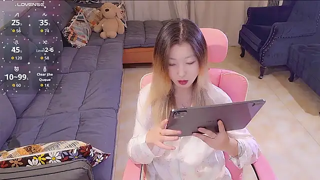 Snapshot of Deserve_E chatting on October 2025 01:11:01 PM Deserve E online show from October 2025 01:11:01 PM