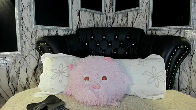 adelinemoretti online show from December 2025 05:30:01 PM