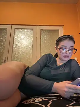 Larra69 online show from December 2025 05:43:02 PM