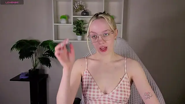 Snapshot of R0cket_bunny chatting on May 2026 12:26:02 AM R0cket bunny online show from May 2026 12:26:02 AM