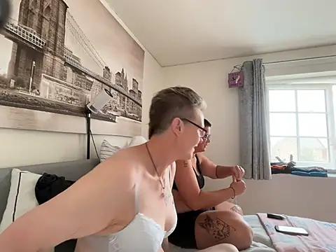 Snapshot of Curvy-Jinx chatting on July 2026 12:00:02 PM Curvy-Jinx online show from July 2026 12:00:02 PM