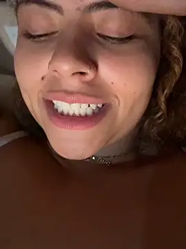 Chloe Leaozinho online show from May 2026 12:18:01 AM